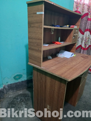 পড়ার টেবিল